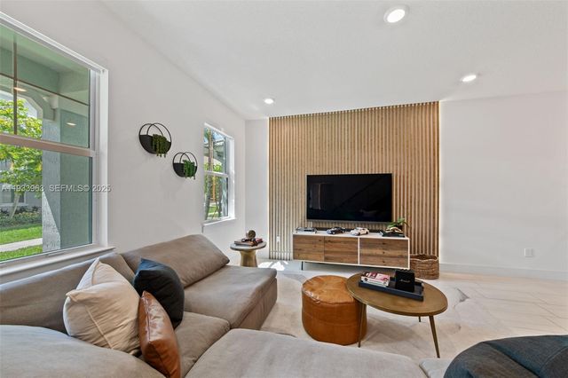 5180 Eucalyptus Dr 2, Hollywood, FL 33021