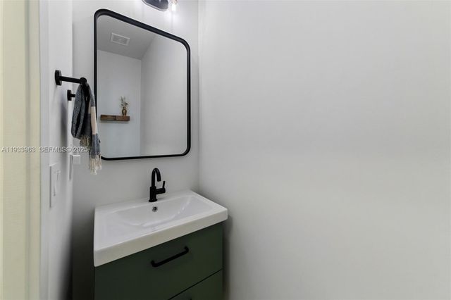 5180 Eucalyptus Dr 2, Hollywood, FL 33021