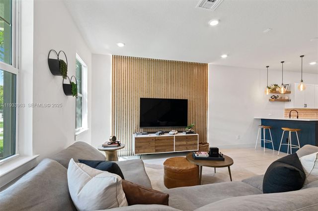 5180 Eucalyptus Dr 2, Hollywood, FL 33021