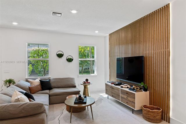 5180 Eucalyptus Dr 2, Hollywood, FL 33021