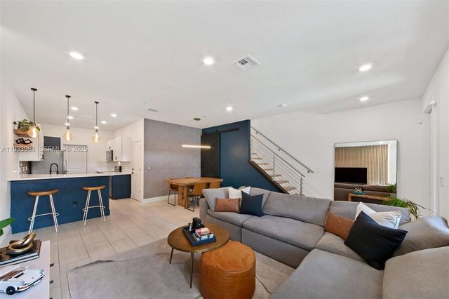 5180 Eucalyptus Dr 2, Hollywood, FL 33021