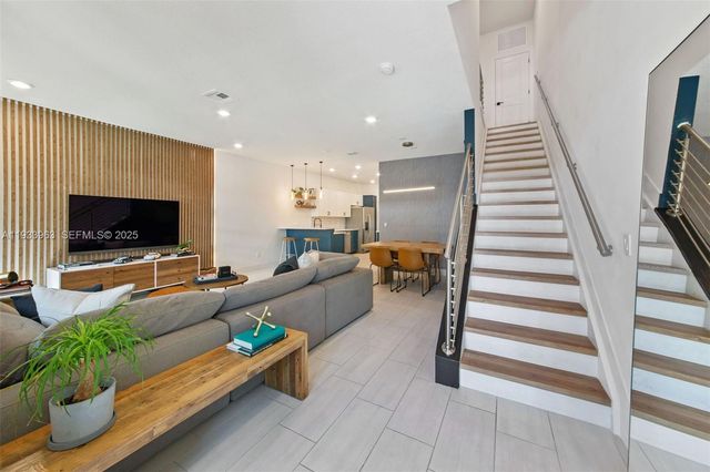 5180 Eucalyptus Dr 2, Hollywood, FL 33021