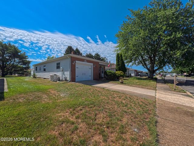 7 Pavilion Street, Toms River, NJ 08757