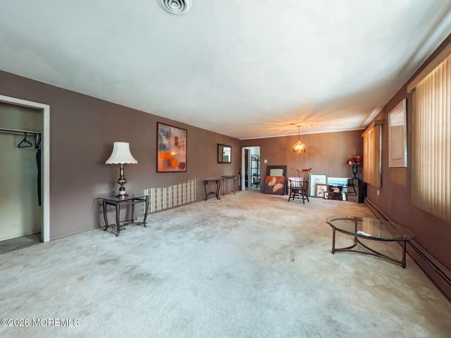 7 Pavilion Street, Toms River, NJ 08757