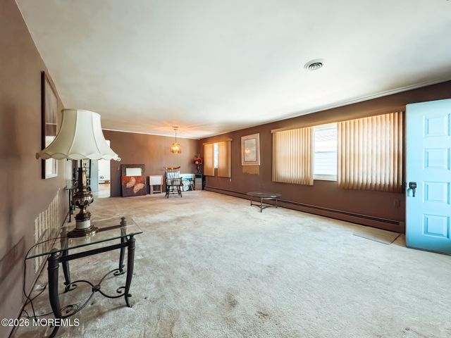 7 Pavilion Street, Toms River, NJ 08757