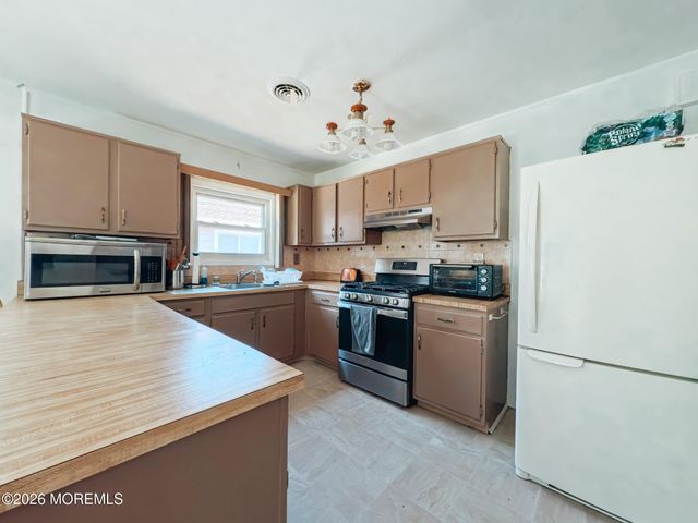 7 Pavilion Street, Toms River, NJ 08757