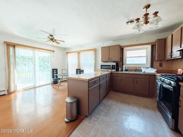 7 Pavilion Street, Toms River, NJ 08757