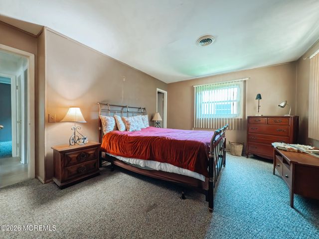 7 Pavilion Street, Toms River, NJ 08757