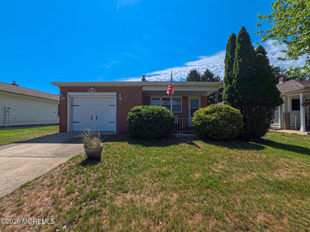 7 Pavilion Street, Toms River, NJ 08757