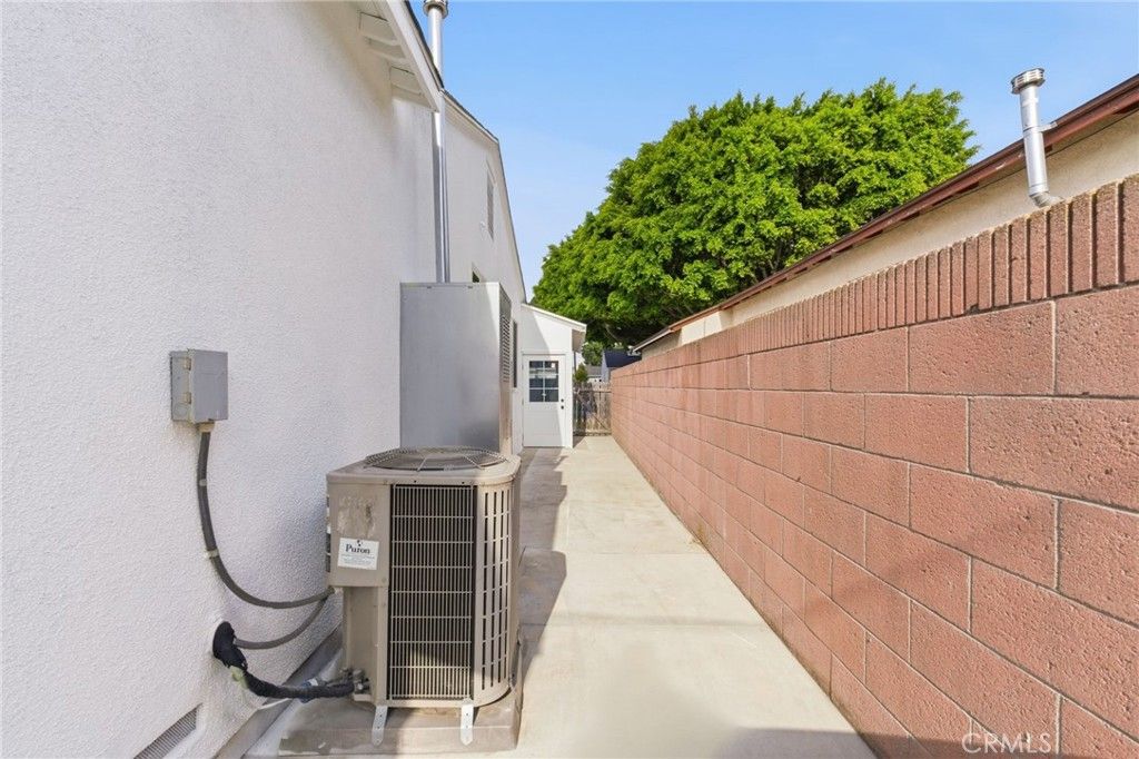 Image 27 of property listing at 3516 Roxanne Avenue, Long Beach, CA 90808