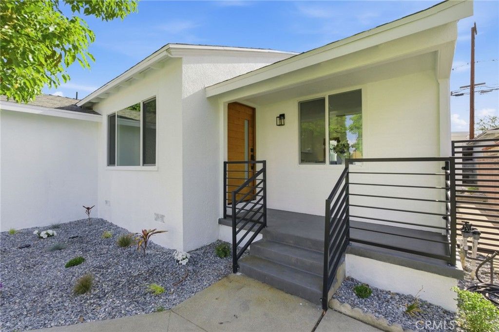 Image 3 of property listing at 3516 Roxanne Avenue, Long Beach, CA 90808