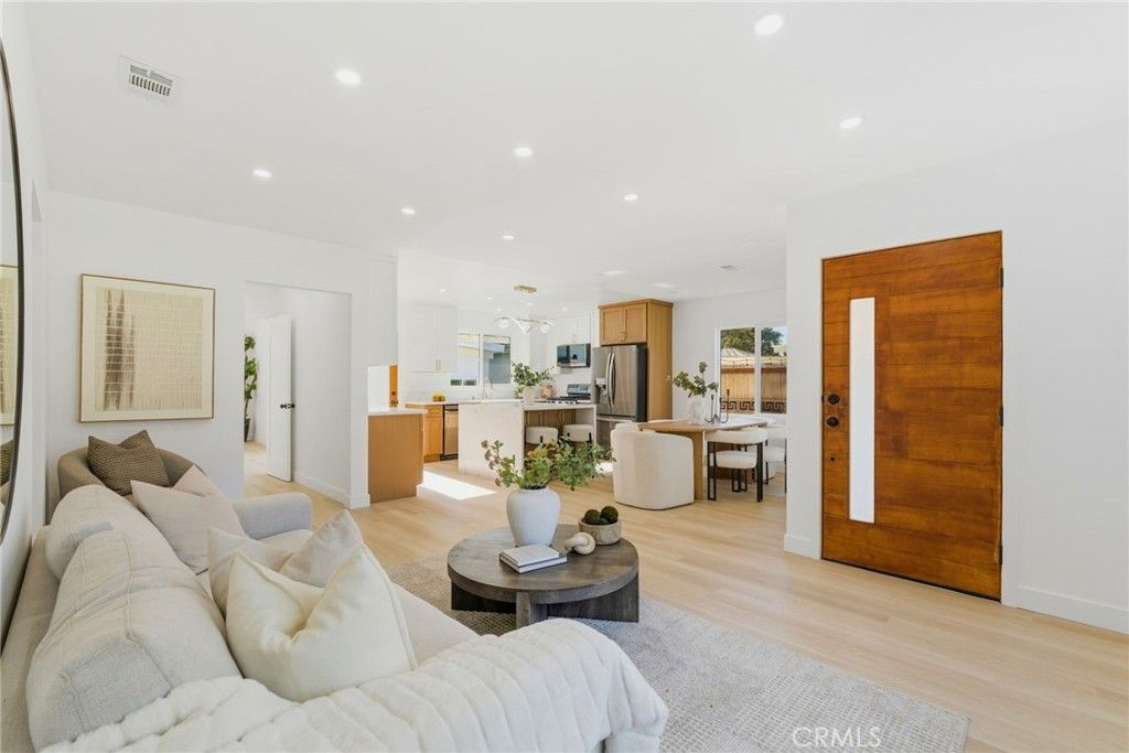 Image 4 of property listing at 3516 Roxanne Avenue, Long Beach, CA 90808