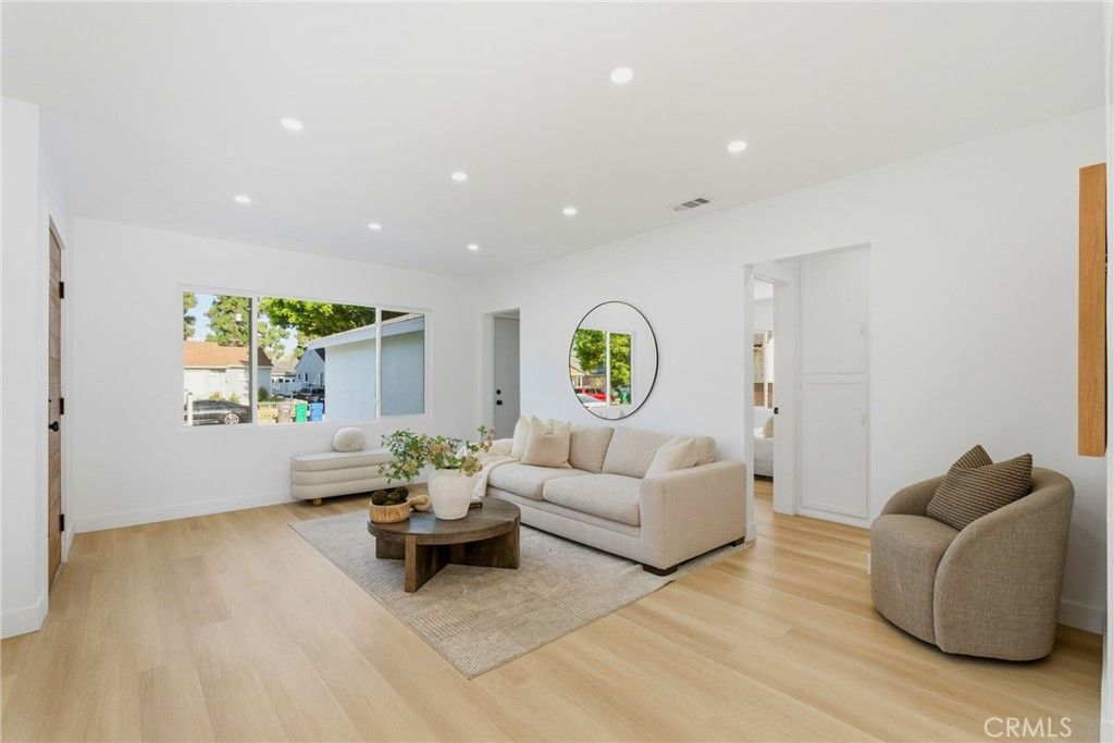 Image 5 of property listing at 3516 Roxanne Avenue, Long Beach, CA 90808