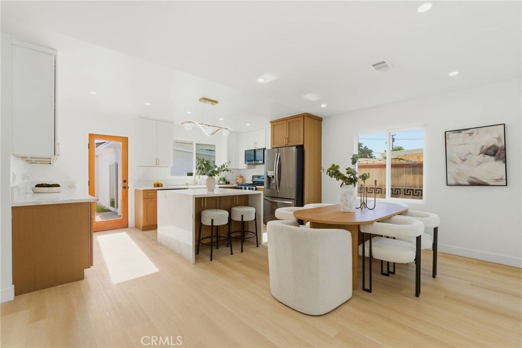 Image 6 of property listing at 3516 Roxanne Avenue, Long Beach, CA 90808