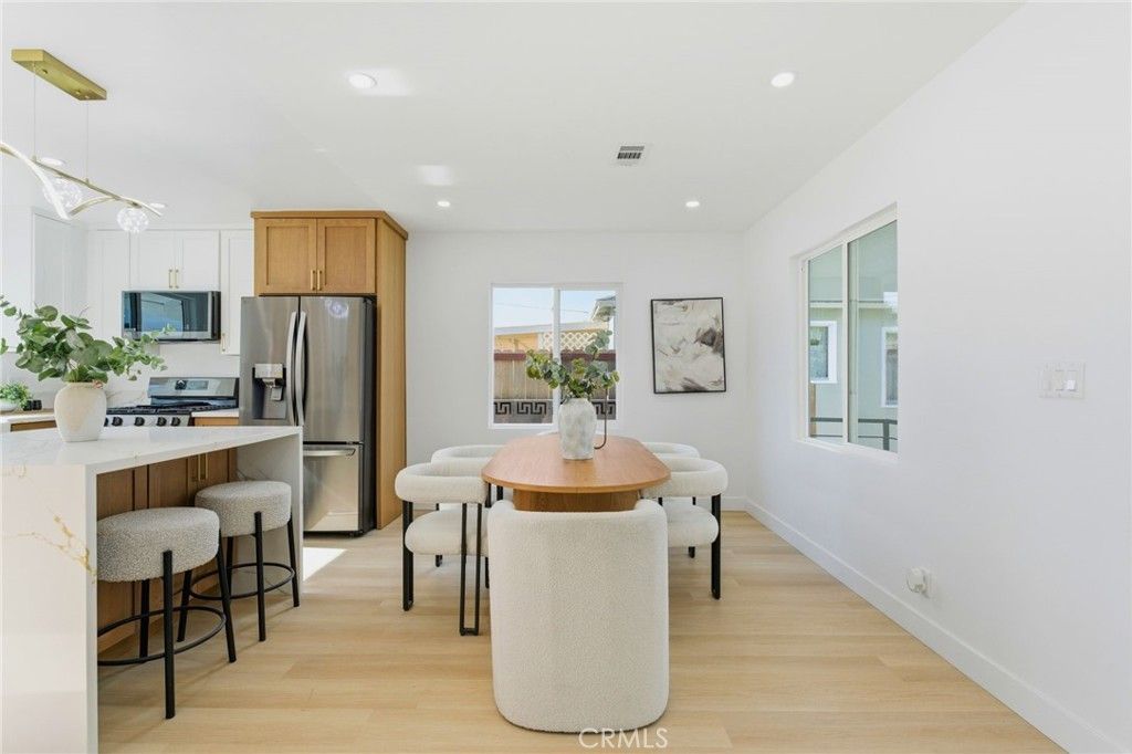 Image 7 of property listing at 3516 Roxanne Avenue, Long Beach, CA 90808
