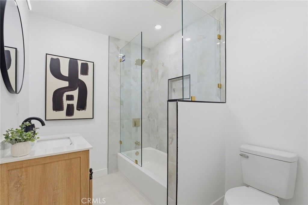 Image 8 of property listing at 3516 Roxanne Avenue, Long Beach, CA 90808