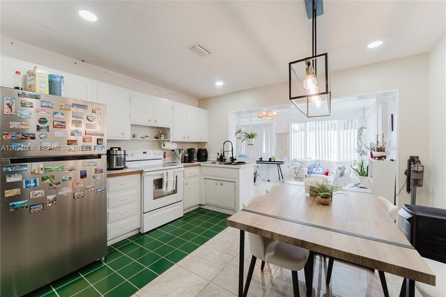 2604 NW 48th St, Tamarac, FL 33309