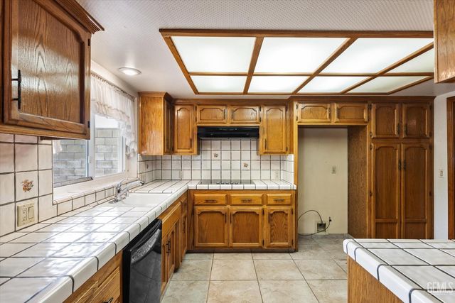 5900 Dorset Drive, Bakersfield, CA 93306