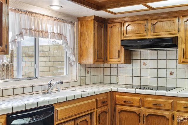 5900 Dorset Drive, Bakersfield, CA 93306