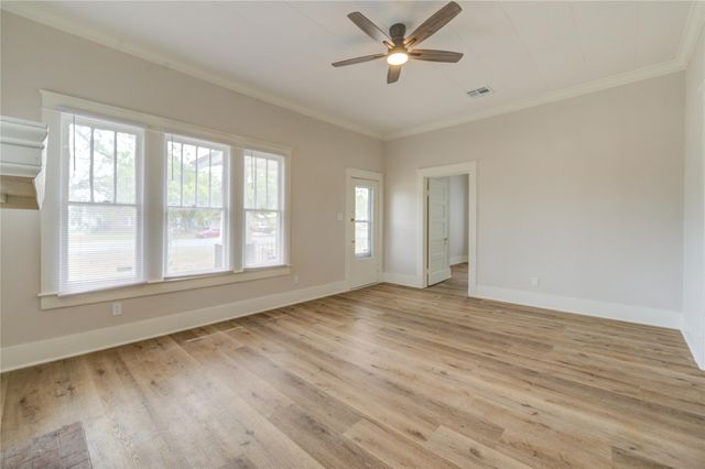 211 E West Street, El Campo, TX 77437