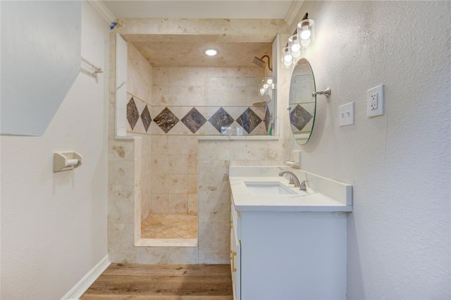 211 E West Street, El Campo, TX 77437