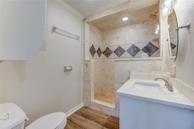 211 E West Street, El Campo, TX 77437