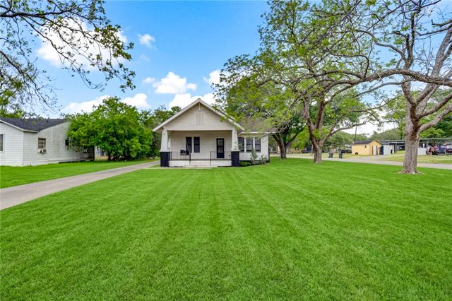 211 E West Street, El Campo, TX 77437
