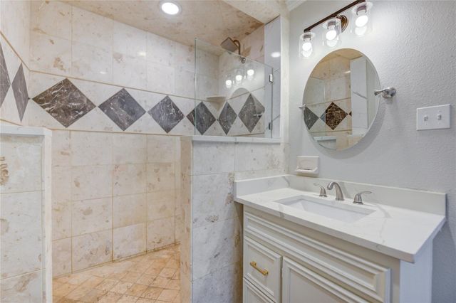 211 E West Street, El Campo, TX 77437