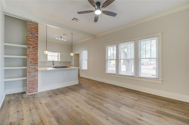 211 E West Street, El Campo, TX 77437