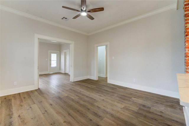 211 E West Street, El Campo, TX 77437