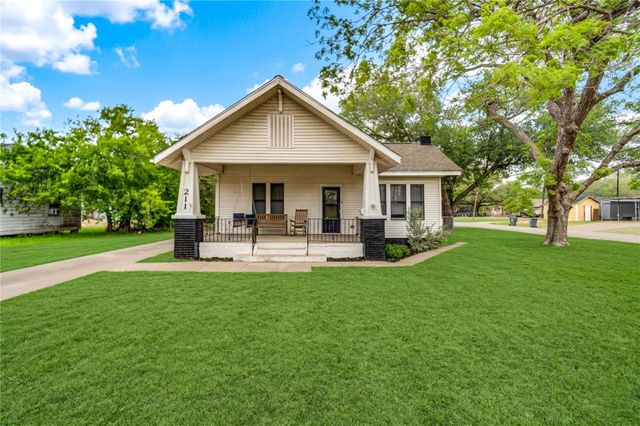 211 E West Street, El Campo, TX 77437
