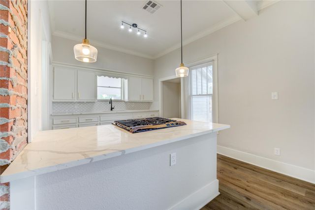 211 E West Street, El Campo, TX 77437