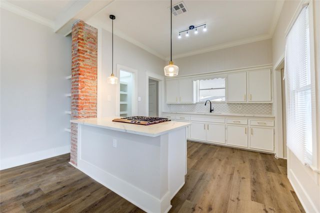 211 E West Street, El Campo, TX 77437