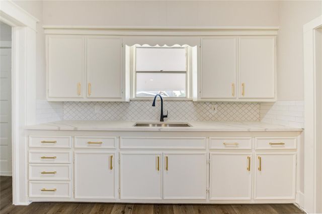 211 E West Street, El Campo, TX 77437