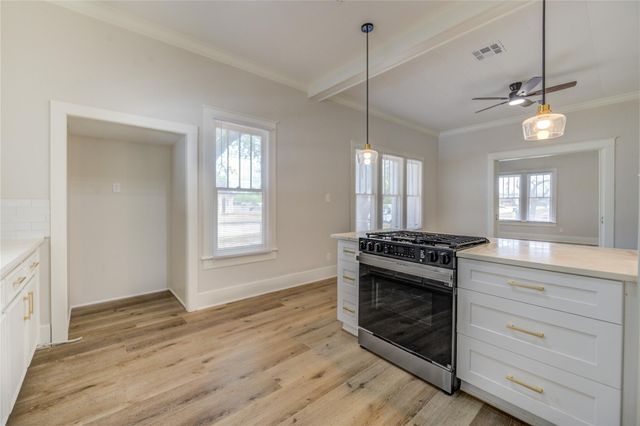 211 E West Street, El Campo, TX 77437