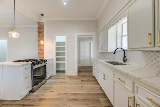 211 E West Street, El Campo, TX 77437