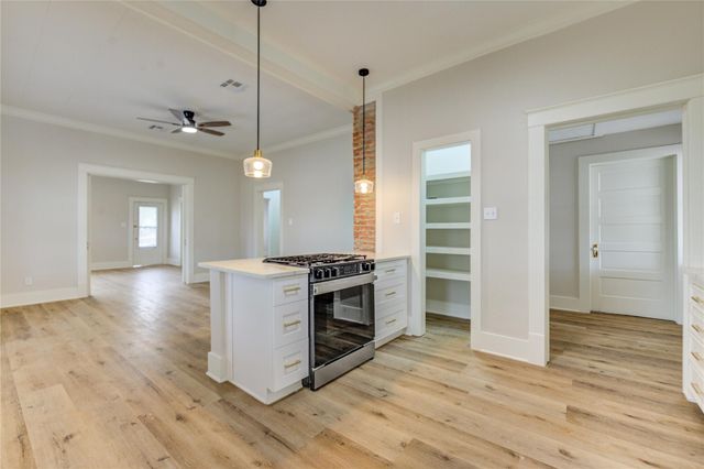 211 E West Street, El Campo, TX 77437