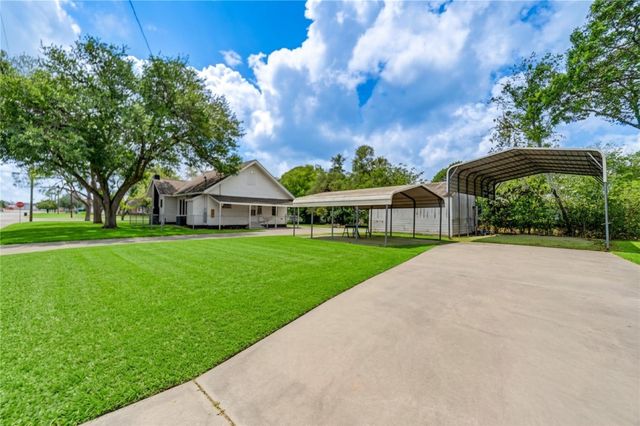 211 E West Street, El Campo, TX 77437