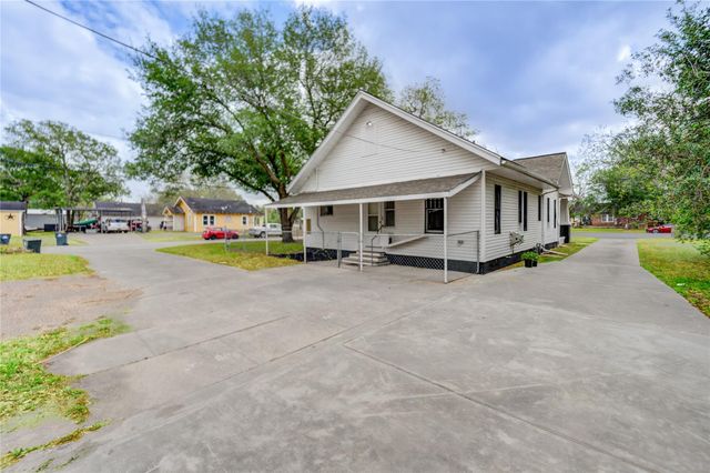 211 E West Street, El Campo, TX 77437