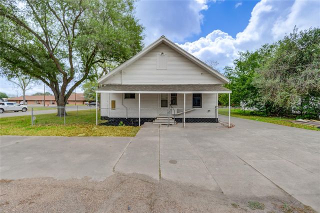 211 E West Street, El Campo, TX 77437