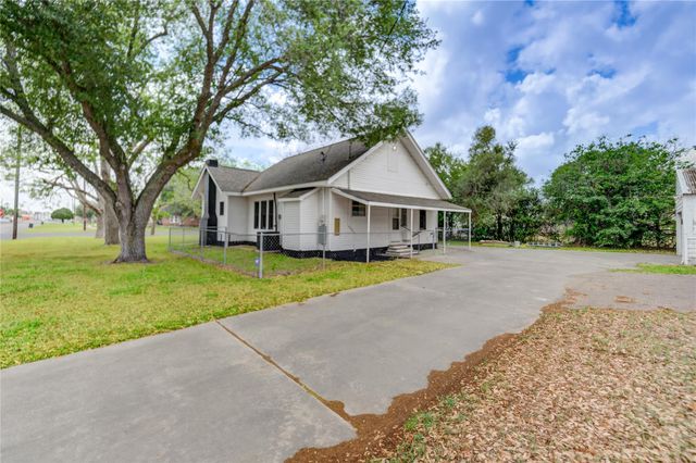 211 E West Street, El Campo, TX 77437