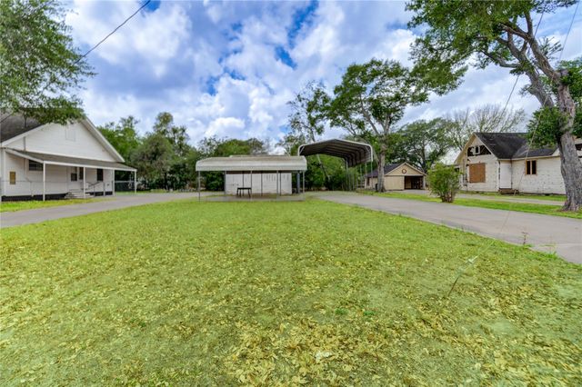 211 E West Street, El Campo, TX 77437