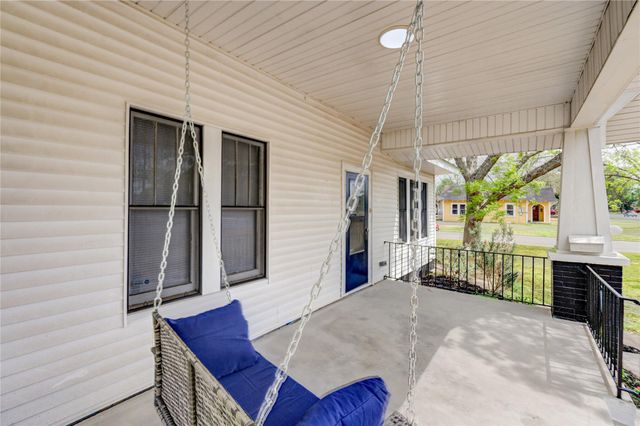 211 E West Street, El Campo, TX 77437