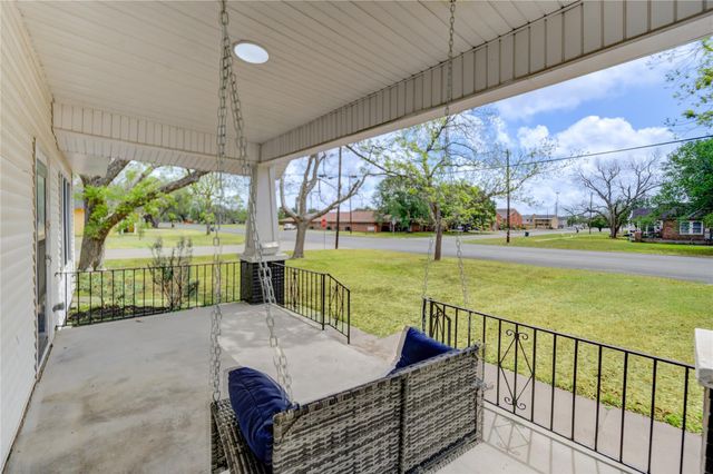 211 E West Street, El Campo, TX 77437