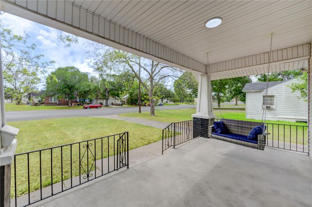 211 E West Street, El Campo, TX 77437
