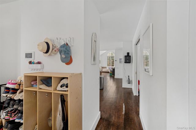 1008 Middle Line Hwy, Sag Harbor, NY 11963