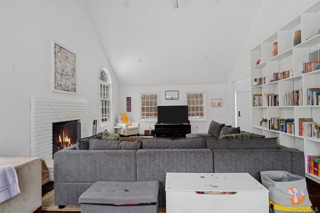 1008 Middle Line Hwy, Sag Harbor, NY 11963