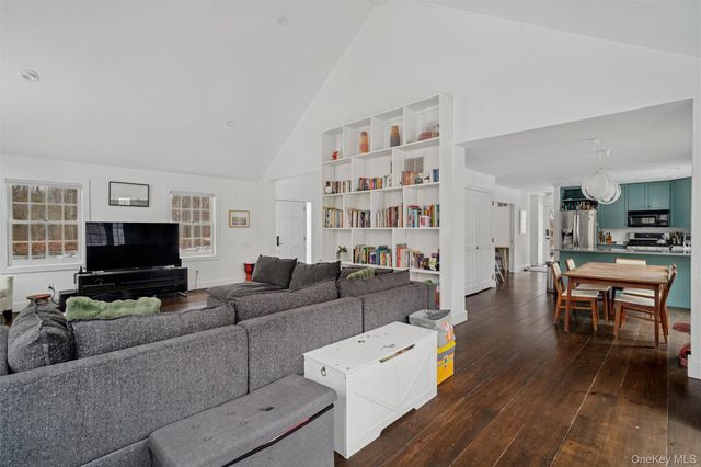 1008 Middle Line Hwy, Sag Harbor, NY 11963