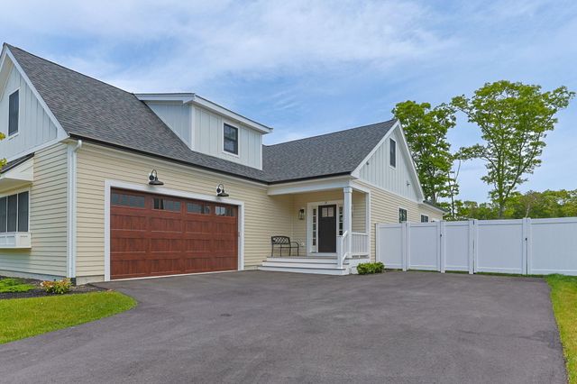 17 Josiah Path, Falmouth, MA 02540