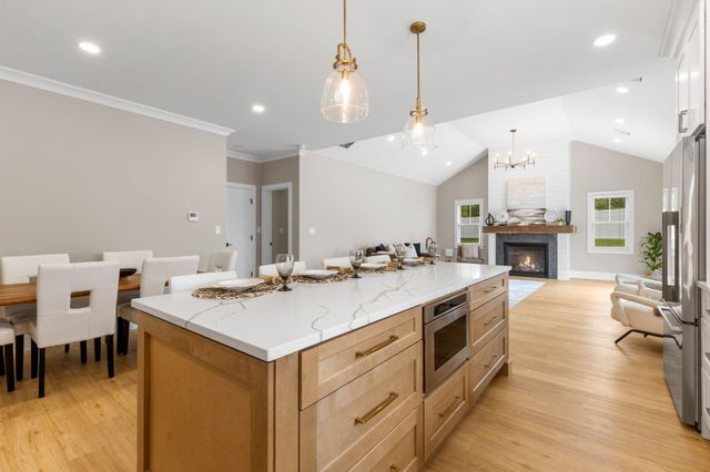 17 Josiah Path, Falmouth, MA 02540